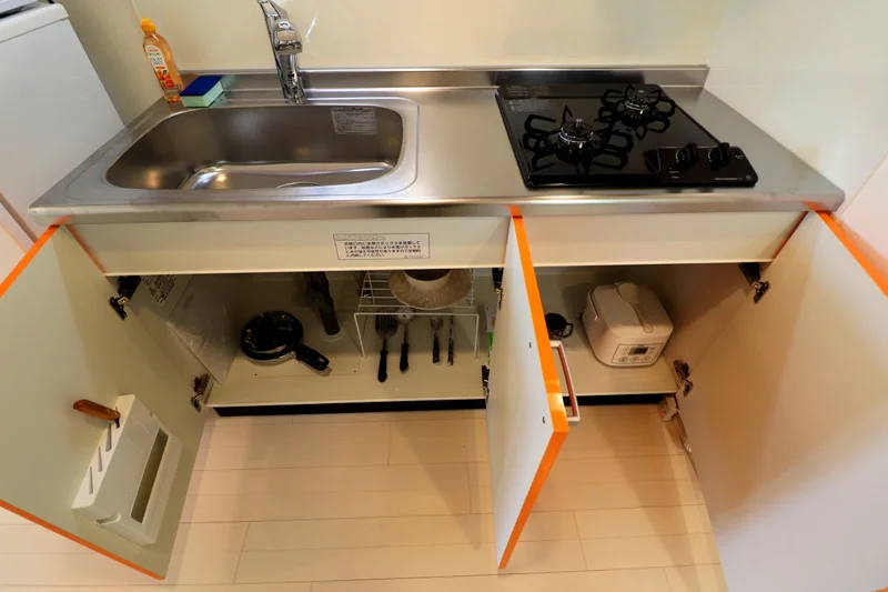 フライパンや鍋などの調理器具はもちろん、皿など料理に必要なものをご用意させていただいております。また炊飯器もございますので、毎日炊き立てのご飯を召し上がっていただくことも可能です♪