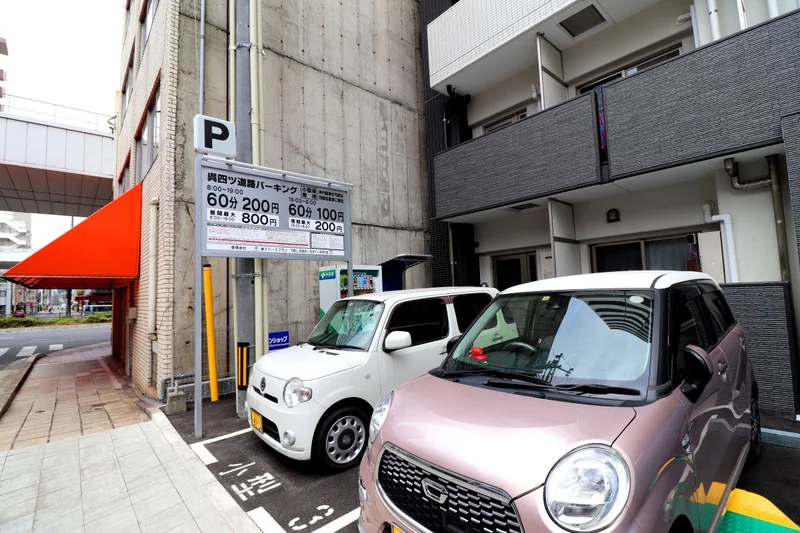 敷地内コインパーキングがあり、車で移動される方にもオススメ♪