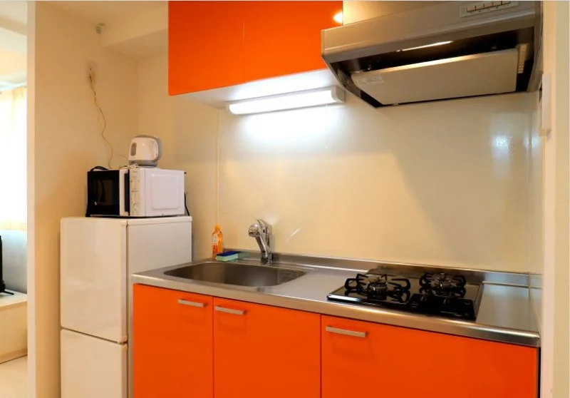 オレンジを基調としたお洒落なシステムキッチン！自炊される方は嬉しい2口ガスコンロです(^^♪フライパンなどの調理器具やお皿、食器用洗剤もご用意させていただいてるので入居してすぐ自炊可能！お近くにスーパーがございますので食材を購入して入居いただくのもよさそうです！