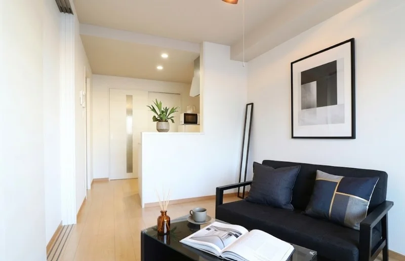 築浅の物件で清潔感のある物件となっております♪自宅で暮らすようなゆったりとした空間が魅力的♪出張の方はもちろん、学生さんや観光でいらっしゃる方にもKマンスリーのお部屋は家具・家電・備品の充実度が高いため大変ご好評いただいております