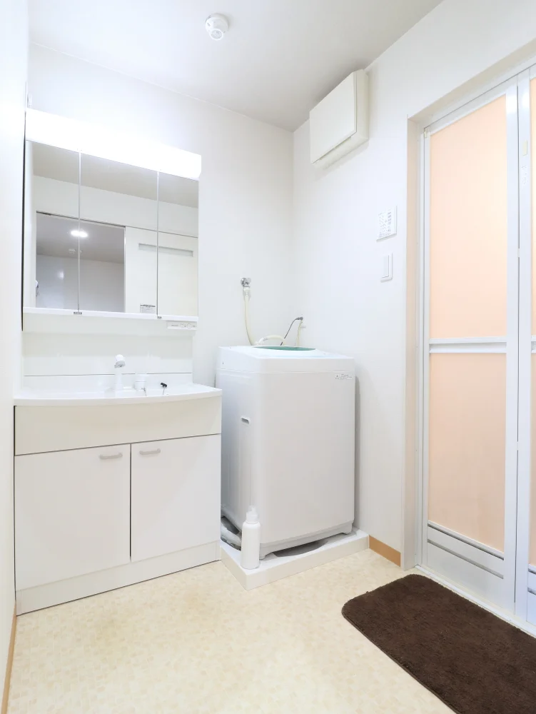 忙しい朝でも余裕をもって身だしなみが整えることができる独立洗面台！室内洗濯機なので天気が悪い日でも洗濯することができます。また、洗濯洗剤もご用意しておりますので、入居即日に洗濯可能です♪