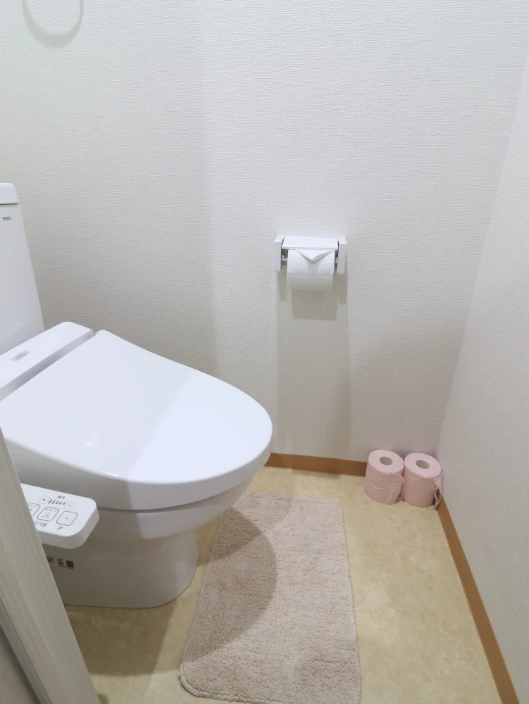 バストイレ別！シャンプーやボディーソープをご用意させていただいてるので入居してすぐ湯舟に浸かって疲れを癒すことができます！更に浴室乾燥機付き♪天気が悪い日でも洗濯ものを干すことができるなんて助かりますね(^^♪