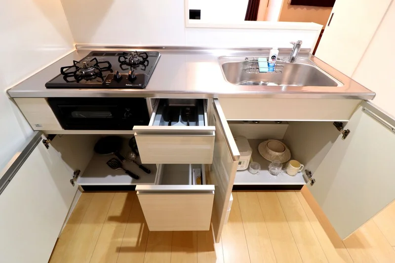 フライパン等調理器具だけでなく、お皿など料理に必要なもの一式ご用意させていただいております！炊飯器もございますのでお米さえ購入いただければ、いつも炊き立てのご飯をたべることができます♪