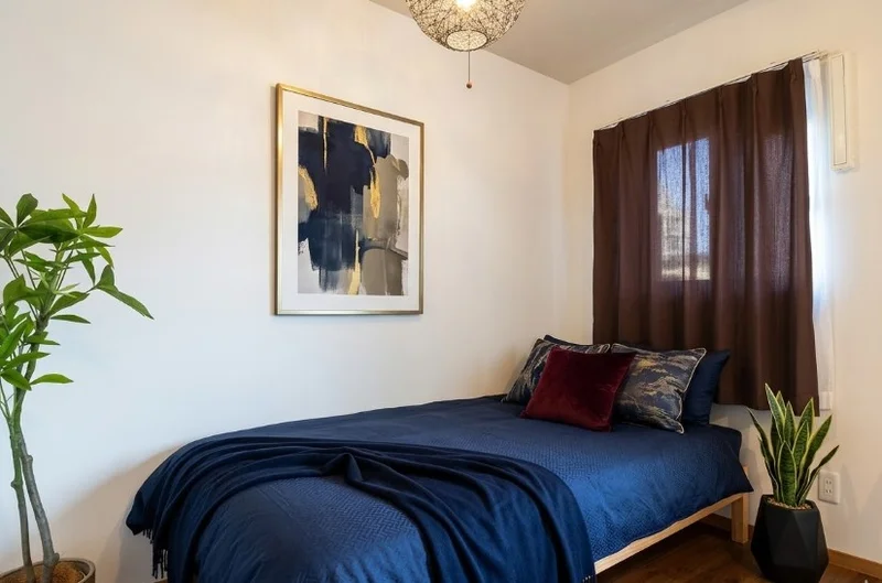 洋室は白を基調とした空間なので心地よく睡眠についていただけます。ウォークインクローゼットがございますので、2名で入居した場合も荷物の置き場所に困ることはございません！！※植木と額とクッションなどの装飾は写真用です。