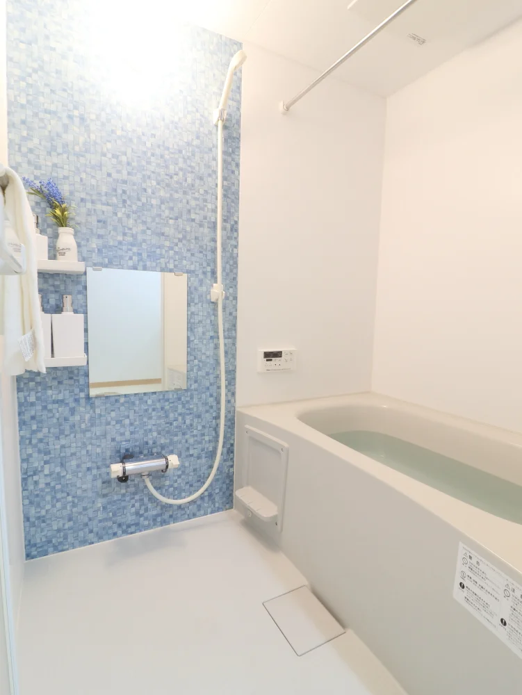 バストイレ別！シャンプーやボディーソープをご用意させていただいてるので入居してすぐ湯舟に浸かって疲れを癒すことができます！更に浴室乾燥機付き♪天気が悪い日でも洗濯ものを干すことができるなんて助かりますね(^^♪