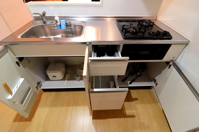 フライパン等調理器具だけでなく、お皿など料理に必要なもの一式ご用意させていただいております！炊飯器もございますのでお米さえ購入いただければ、いつも炊き立てのご飯をたべることができます♪