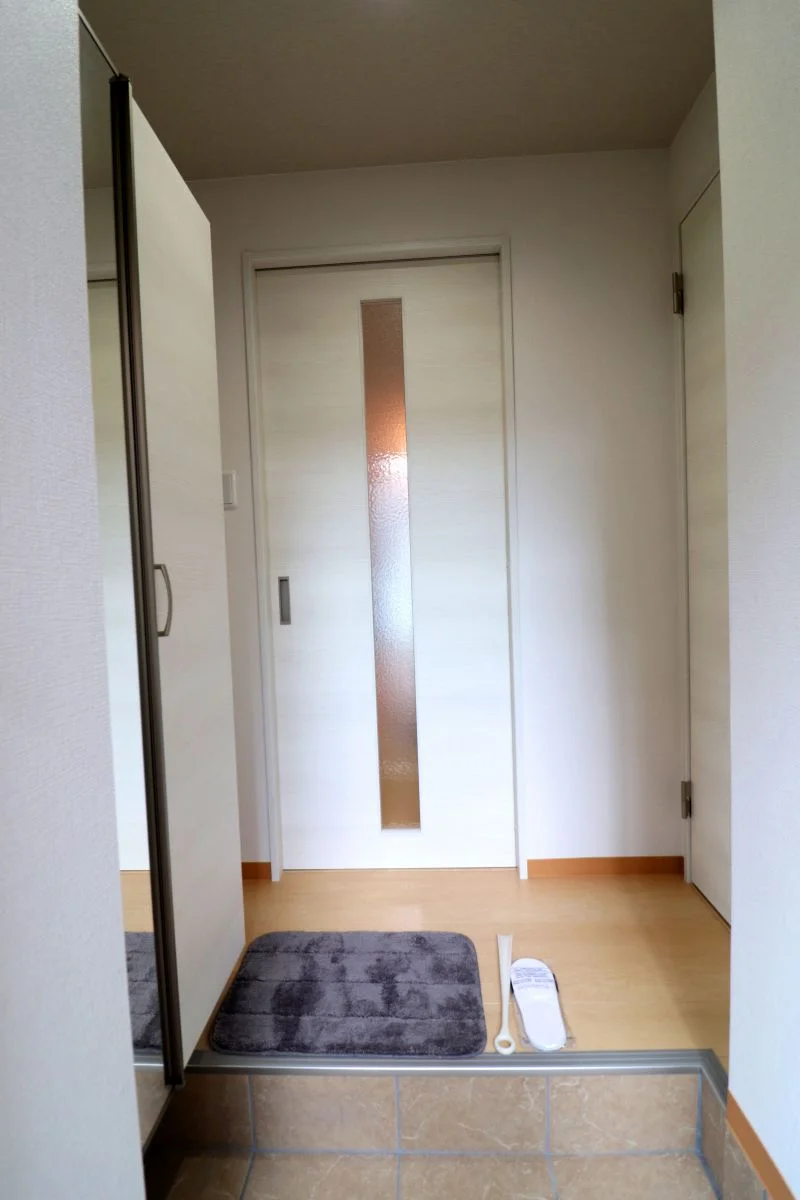 玄関は白を基調とした空間となっており、とてもお洒落♪大きなシューズボックスが備え付けられておりますので常に綺麗な状態でお使いいただけます(＾＾)