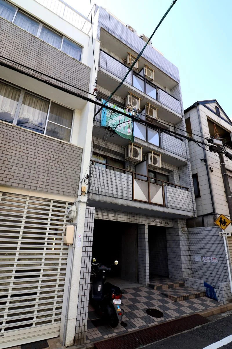 敷地内ゴミ捨て場あり♪オートロック付き！周辺には、銀行やコンビニ、飲食店など生活する際に便利なお店が多数あり、とても便利な立地です。
