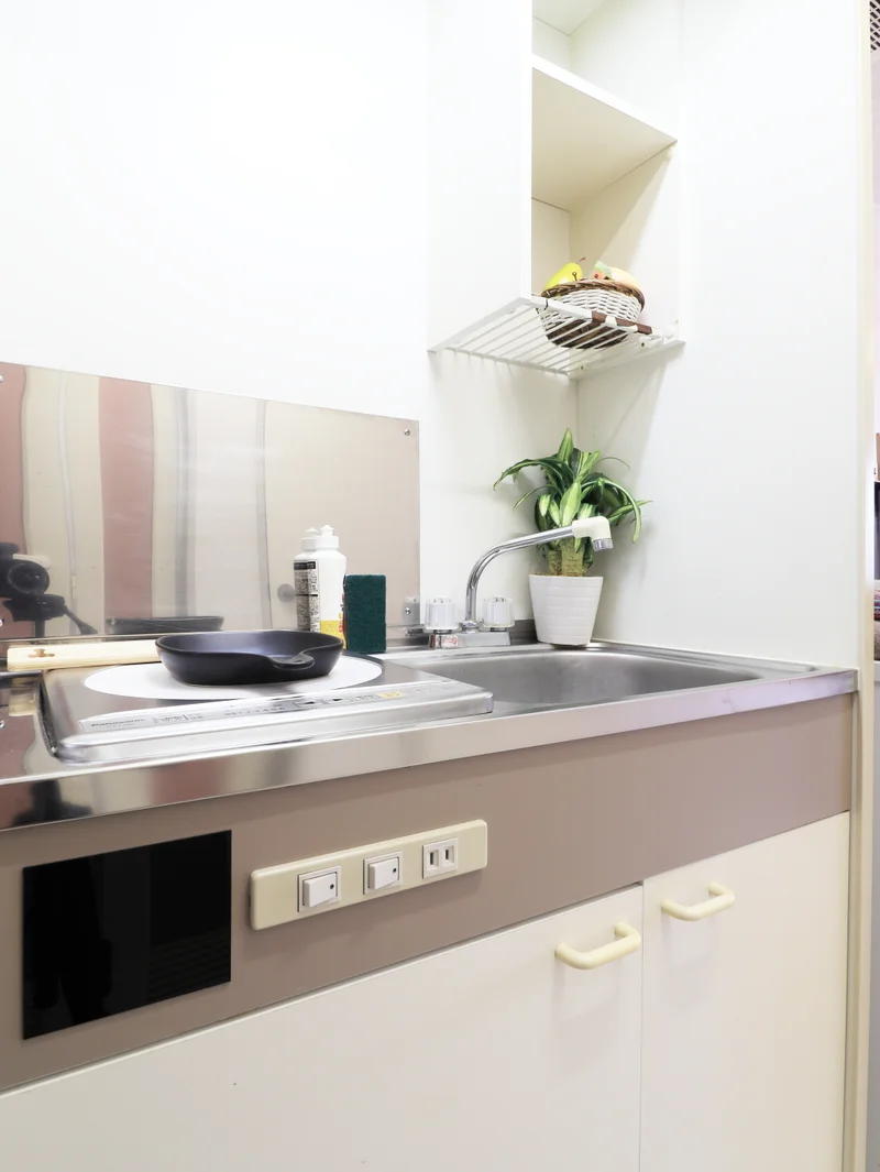 キッチンは掃除がしやすい1口ＩＨコンロ(^^♪フライパンなどの調理器具やお皿、食器用洗剤もご用意しておりますので食材・調味料のみ持ってきていただけたら入居してすぐに調理も可能です♪電子レンジ冷蔵庫だけでなく、ケトルなどもご用意させていただいておりますので自炊の幅が広がりますね♪