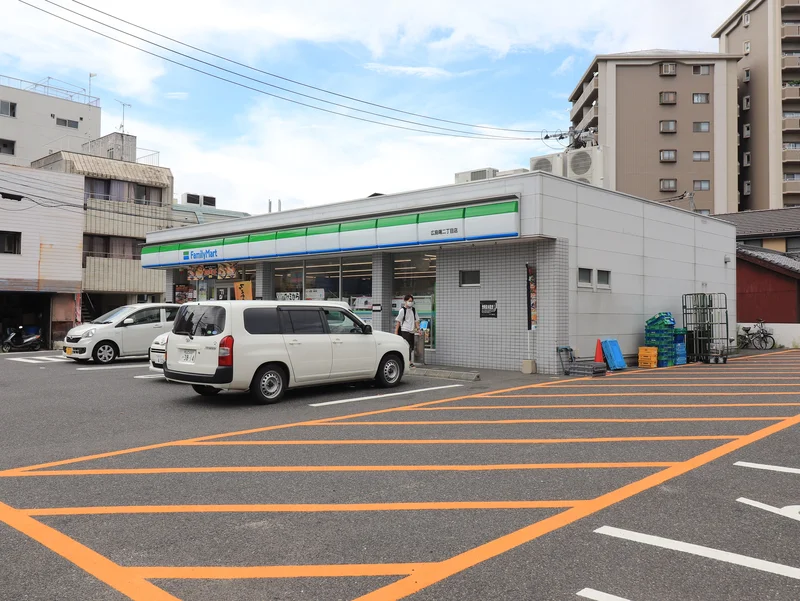 ファミリーマート　広島曙2丁目店まで徒歩１０分