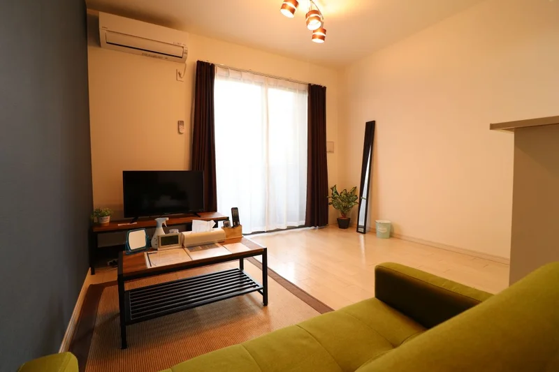 広々とした１LDKのお部屋で家具家電がそろったマンスリーマンション！　ソファ付きで自宅のように寛げるお部屋です。