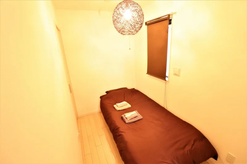 洋室　オシャレ寝室♪　窓付きで通気性もいいお部屋！　リネン類の取り揃えも豊富にございます。