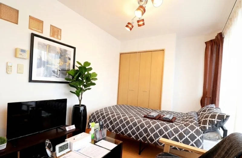 少し広めな1Rタイプの洋室で、主要な家具家電の他に様々な備品をご用意しております。バスタオル・フェイスタオルも2枚ずつご用意しておりますますので、洗濯をし忘れた場合でも安心です。空気清浄機やスプレー式消臭剤、掃除機等も標準装備でご案内しておりますので、いつでもお部屋を清潔に保つことが出来ます。(*’ω’*)※植木と額とクッションなどの装飾は写真用です。