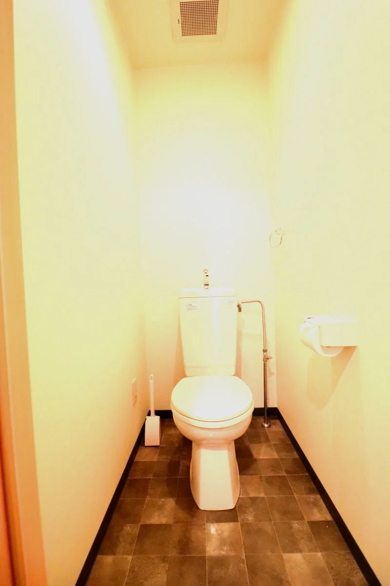 嬉しい風呂トイレ別設計で、トイレットペーパーも3ロールご用意しておりますので、短期から長期まで様々なお客様に安心してお使いいただけます。もちろん、トイレブラシもご用意しておりますので、いつでも清潔にご利用していただくことが出来ます。(*’ω’*)