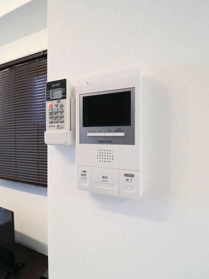 モニター付きインターホン　オートロック前の呼び出し口の映像が映るため、誰が来たか分かりやすく、安心できます。