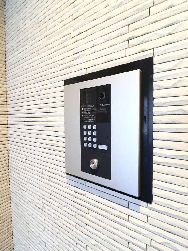 呼び出し口　鍵を使ってオートロックを開錠します