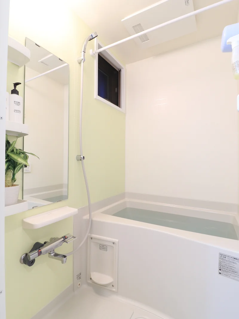 バストイレ別！シャンプーやボディーソープをご用意させていただいてるので入居してすぐ湯舟に浸かって疲れを癒すことができます！更に浴室乾燥機付き♪天気が悪い日でも洗濯ものを干すことができるなんて助かりますね(^^♪