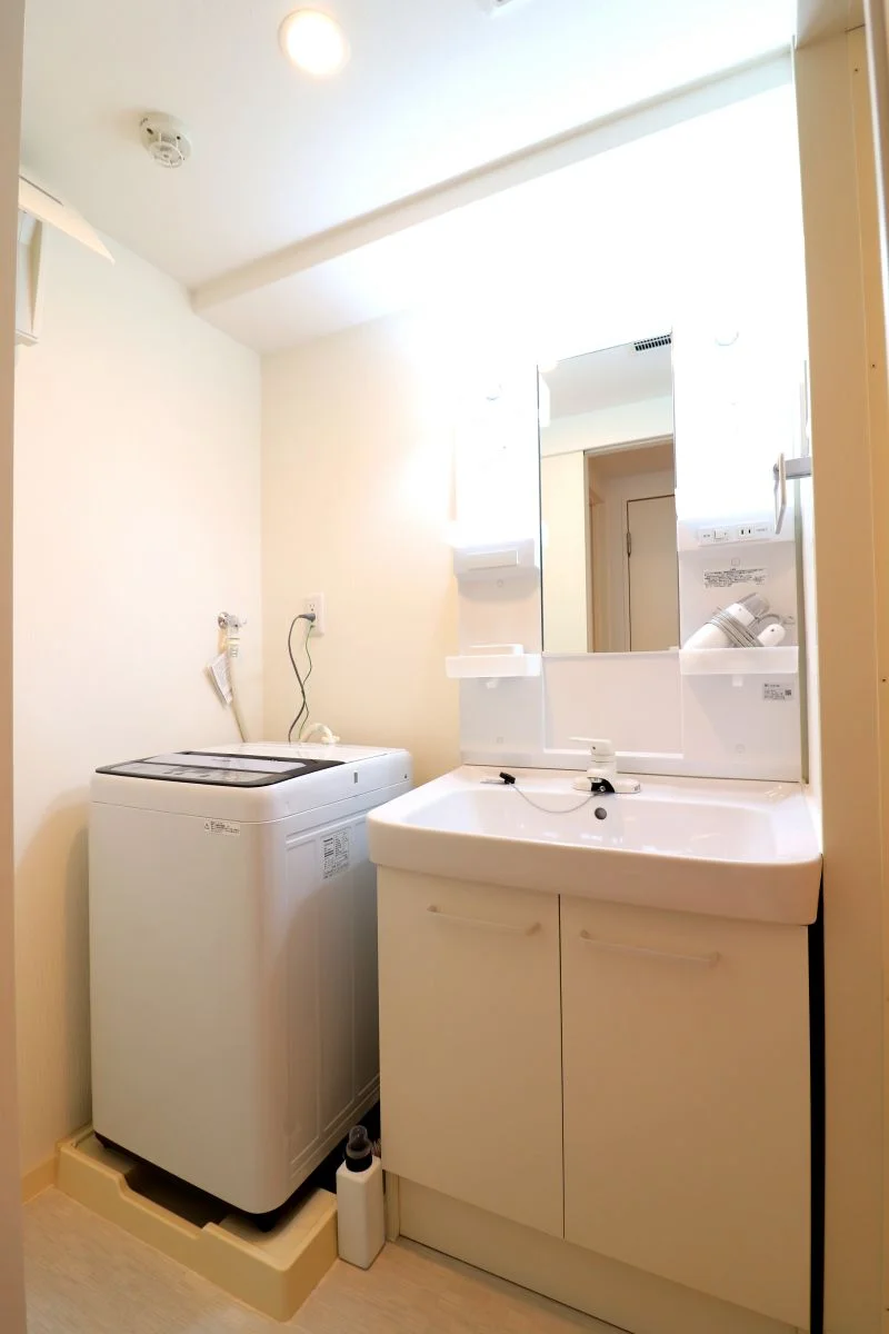 忙しい朝でも余裕をもって身だしなみが整えることができる独立洗面台！室内洗濯機なので天気が悪い日でも洗濯することができます。また、洗濯洗剤もご用意しておりますので、入居即日に洗濯可能です♪