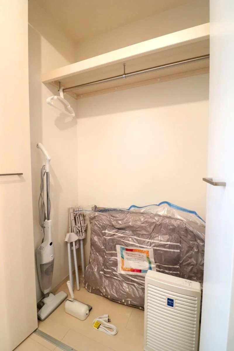 クローゼットは掃除機・空気清浄機・コロコロ・ハンガーあり(^^♪予備のお布団もございますのでご利用の際は、別途費用がかかりますので弊社にご連絡いただきますようお願い致します！