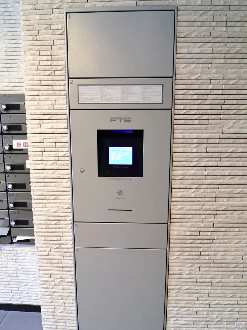 宅配ボックス　大小さまざまなサイズのボックスがあるため、取り置きの際など何かと便利。