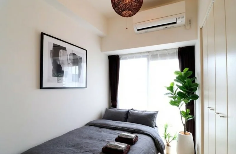 洋室は白を基調とした空間なので心地よく睡眠についていただけます。照明もとってもおしゃれ♪広めの収納スペースもございますのでとても助かりますね♪※植木と額とクッションなどの装飾は写真用です。