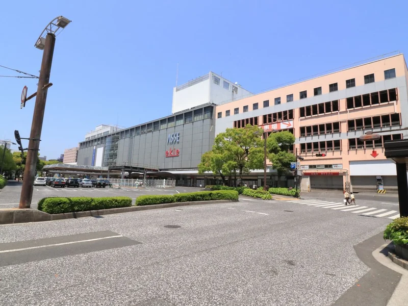 広島駅　徒歩5分　JR広島駅　在来線口側には路面電車やバスターミナルなど多数の公共機関有。　新幹線口側にはソレイユ府中行専用バス停などもあります。