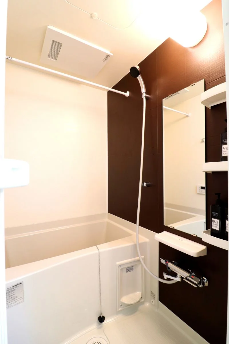 バストイレ別！シャンプーやボディーソープをご用意させていただいてるので入居してすぐ湯舟に浸かって疲れを癒すことができます！更に浴室乾燥機付き♪天気が悪い日でも洗濯ものを干すことができるなんて助かりますね(^^♪