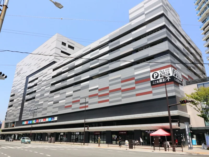 エディオン蔦屋家電　徒歩5分　１F部分には飲食店をはじめとしたテナントが多く入っています。