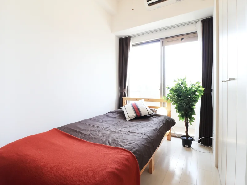 洋室は白を基調とした空間なので心地よく睡眠についていただけます。照明もとってもおしゃれ♪広めの収納スペースもございますのでとても助かりますね♪