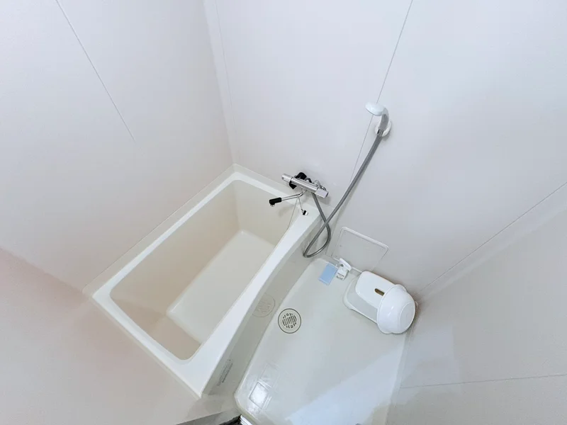 バストイレは別♪バスルームには風呂桶・風呂イス・風呂用洗剤・スポンジをご用意しておりますのでぜひご活用ください！