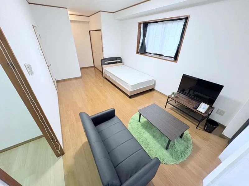 温かい雰囲気のお部屋！自宅で暮らすようなゆったりとした空間が魅力的♪出張の方はもちろん、観光にいらっしゃった方にもおススメ☆★Ｓマンスリーのお部屋は家具・家電・備品の充実度が高いため大変ご好評いただいております。