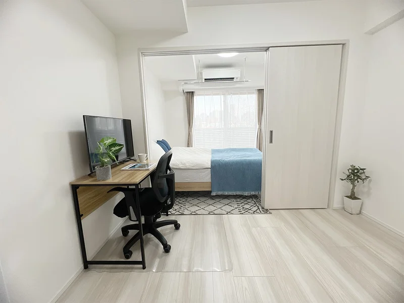 写真はお部屋のイメージです。ラグなどの室内装飾はございません。