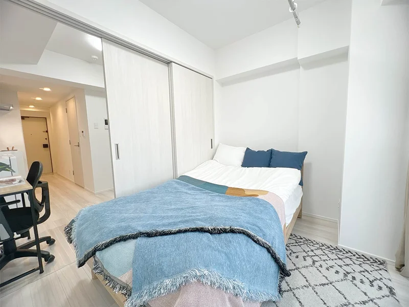 写真はお部屋のイメージです。ラグなどの室内装飾はございません。