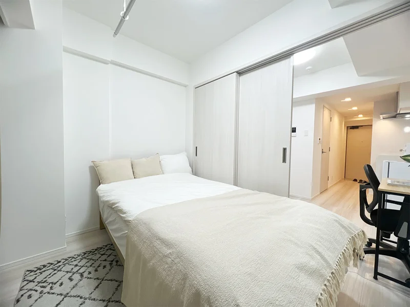 写真はお部屋のイメージです。ラグなどの室内装飾はございません。