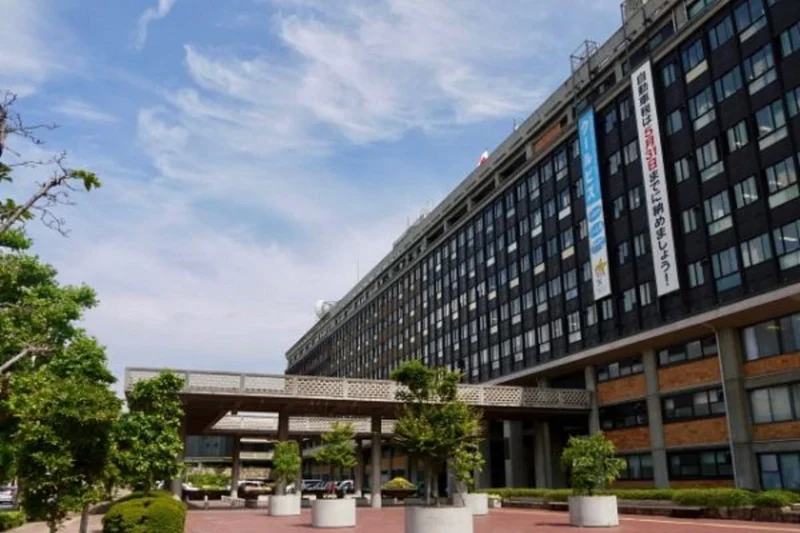 岡山県庁まで徒歩3分、210m｡駐輪場もあり、レンタルサイクルもあります。Wi-Fiルーターの貸出も行ってます。