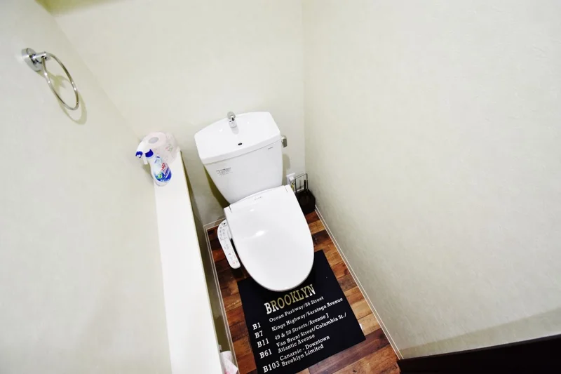 ウォシュレットつきのトイレです。老若男女皆様に安心してご利用いただけますね☆トイレにもトイレ用洗剤とトイレ用ブラシをご用意しておりますので長期ご利用の場合の気になる汚れなどもお掃除して頂けます＾＾