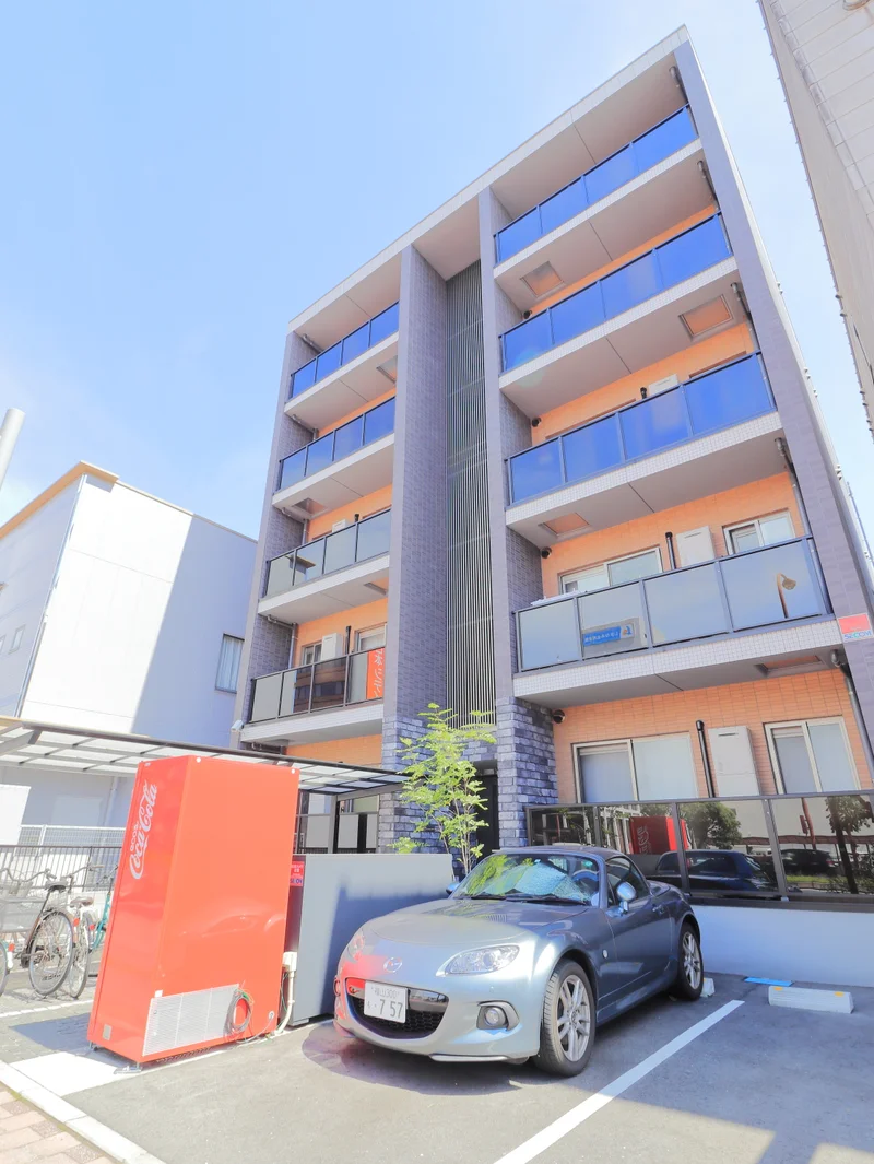 【外観】自動販売機あり・防犯カメラ・敷地内ゴミ箱あり・駐輪場あり