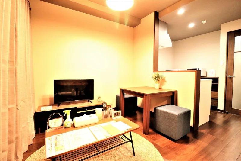 大き目なテレビがあり、ゆっくり寛げる空間となっております。家具家電だけでなく、ティッシュやリセッシュ等もご用意させていただいてますので、短期～長期でお住まいの方にもあったら助かるものが多いと、大変ご好評いただいております！！