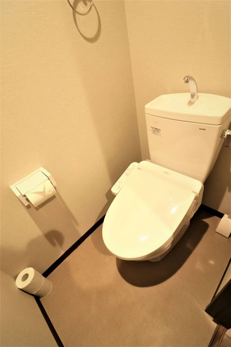 バストイレ別！トイレはなんとウォシュレット付き！トイレットペーパーやトイレブラシ等、他では置いてない備品も沢山ございますので短期～長期でお住まいの方にも「あったら助かるものが多い」と大変ご好評いただいております。
