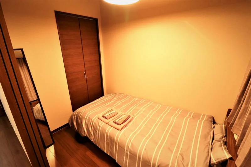 【寝室】ベットにお布団セットが置いてあります。また、クローゼット内には掃除機や空気清浄機・コロコロもあり　充実の標準装備になります！！