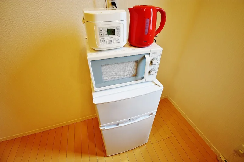 電子レンジ、ケトル、炊飯器、キッチンには調理器具も1式ご用意しております♪
