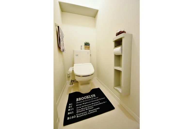 ウォシュレットつきのトイレです。老若男女皆様に安心してご利用いただけますね☆トイレにもトイレ用洗剤とトイレ用ブラシをご用意しておりますので長期ご利用の場合の気になる汚れなどもお掃除して頂けます＾＾