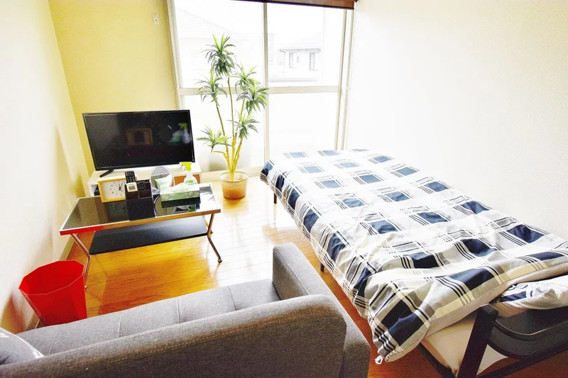 寝具、テレビ、ソファーなど完備。倉敷ウィークリードットコムは余計なオプション料金不要でご利用頂けます。