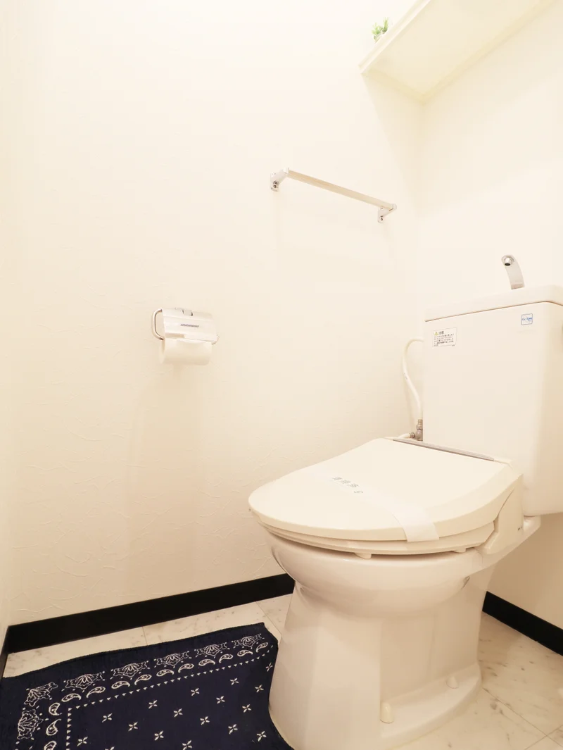 清潔感のあるトイレにウォシュレット付き(^^♪トイレットペーパー付で　掃除道具もあり　ゆったりと清潔な空間をご提供♪