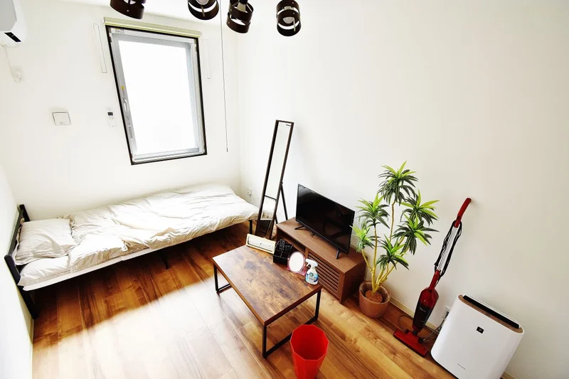 落ち着いた雰囲気のウィークリーマンションです♪お洒落なライトが特徴的なお部屋で、テレビ、空気清浄機、テーブル、ゴミ箱、掃除機やパラソルハンガー、DVDプレイヤーも完備♪岡山大学病院の入院棟すぐそばですので、ご家族の付き添いにも大変便利です!!長期、中期、短期宿泊に適した室内となっております(^^♪