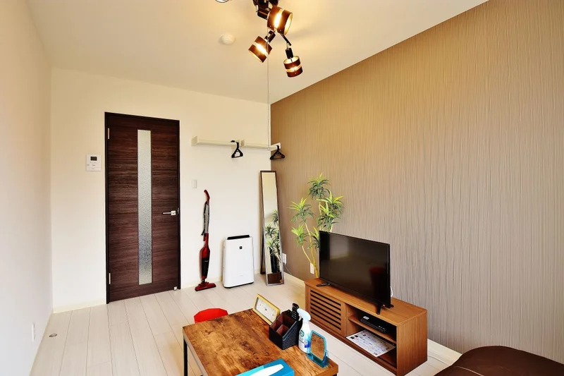 オシャレな室内ですね。テレビやローテブル、ベッドなどもご用意しておりますのでご安心ください♬