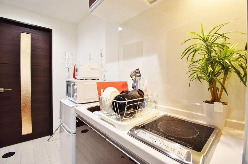 キッチンには全室冷蔵庫・ケトル・炊飯器・鍋・フライパン・食器類（お皿・グラス・マグカップ・茶碗・汁椀・フォーク・スプーン・包丁・まな板・お玉・フライ返し・ボウル・ザルなど）をご用意しております♪食材さえご購入いただければ自炊をしていただけますので長期ご利用のお客様でも安心ですね！