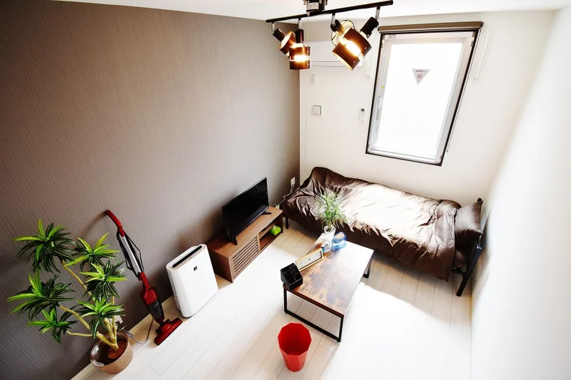 落ち着いた雰囲気のウィークリーマンションです♪お洒落なライトが特徴的なお部屋で、テレビ、空気清浄機、テーブル、ゴミ箱、掃除機やパラソルハンガー、DVDプレイヤーも完備♪岡山大学病院の入院棟すぐそばですので、ご家族の付き添いにも大変便利です!!長期、中期、短期宿泊に適した室内となっております(^^♪