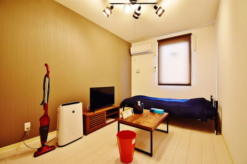 落ち着いた雰囲気のウィークリーマンションです♪お洒落なライトが特徴的なお部屋で、テレビ、空気清浄機、テーブル、ゴミ箱、掃除機やパラソルハンガー、DVDプレイヤーも完備♪岡山大学病院の入院棟すぐそばですので、ご家族の付き添いにも大変便利です!!長期、中期、短期宿泊に適した室内となっております(^^♪