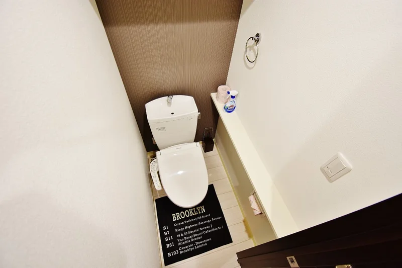 トイレにはうれしい棚がついております！ 携帯や小物など置けるのはいいですね(*’ω’*)